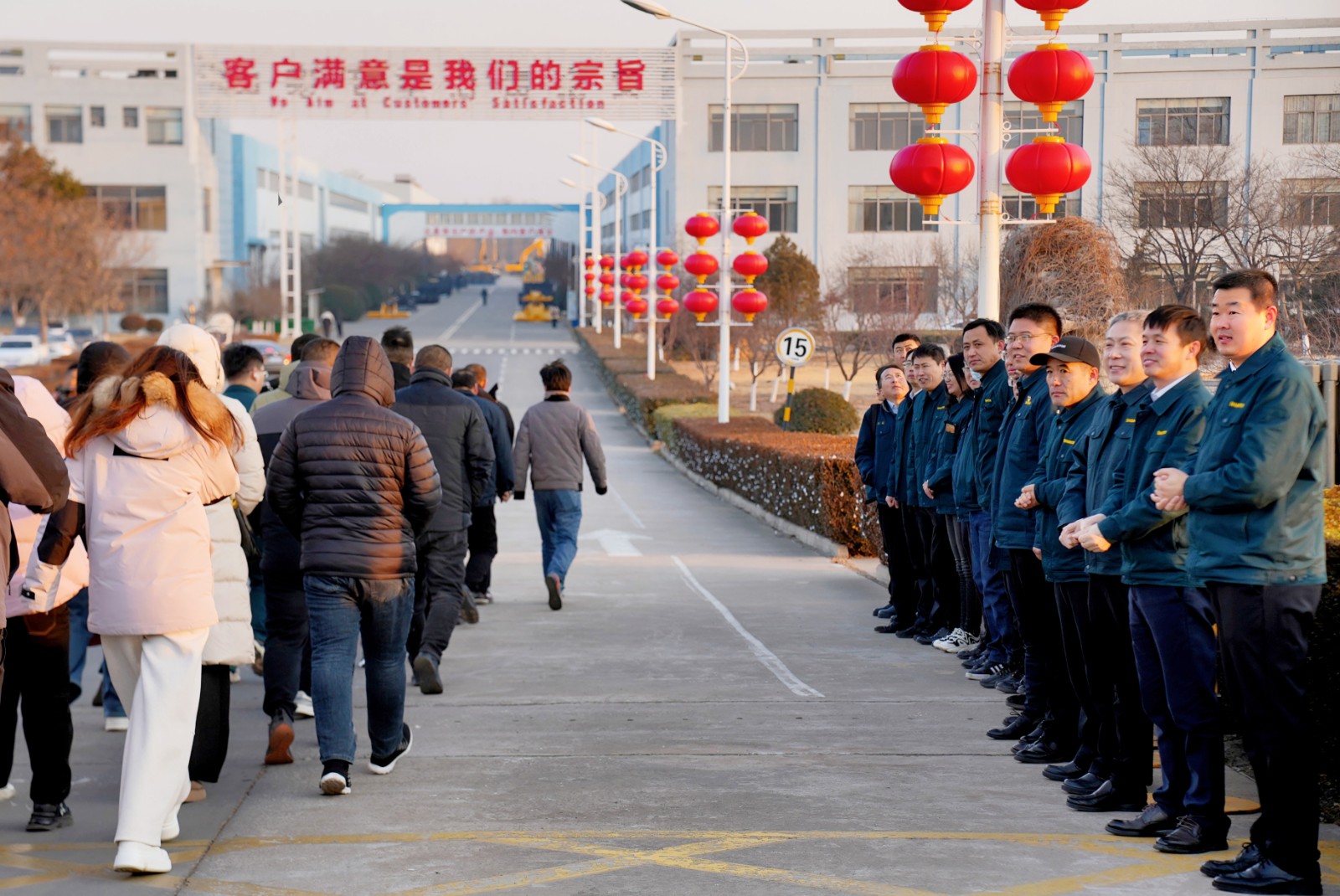 公司領(lǐng)導新春上班第一天迎員工 送祝福 鼓干勁
