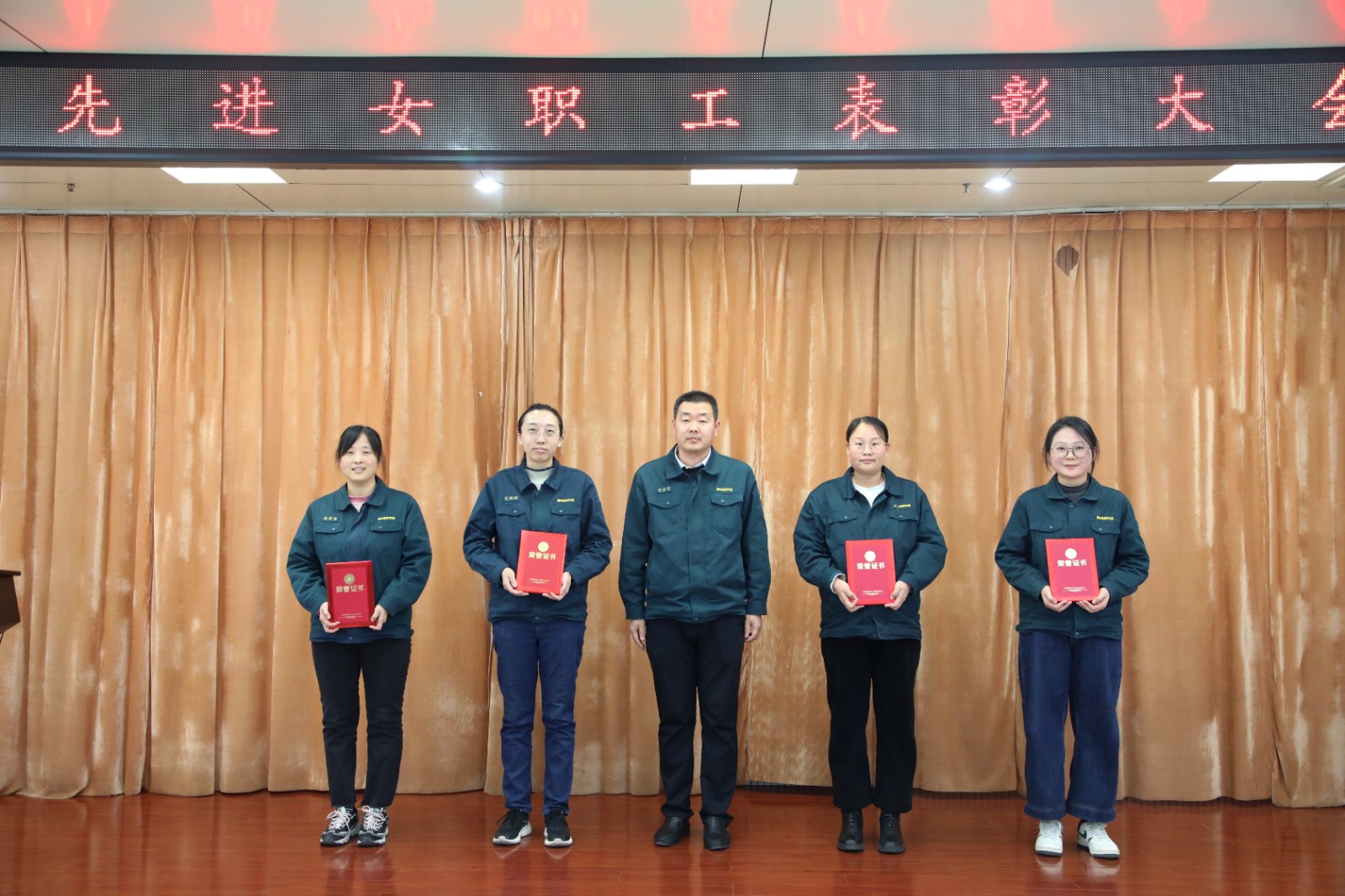 山重建機(jī)公司工會舉辦2024年度先進(jìn)女職工表彰大會 暨“花樣芳華，巾幗綻彩”插花活動